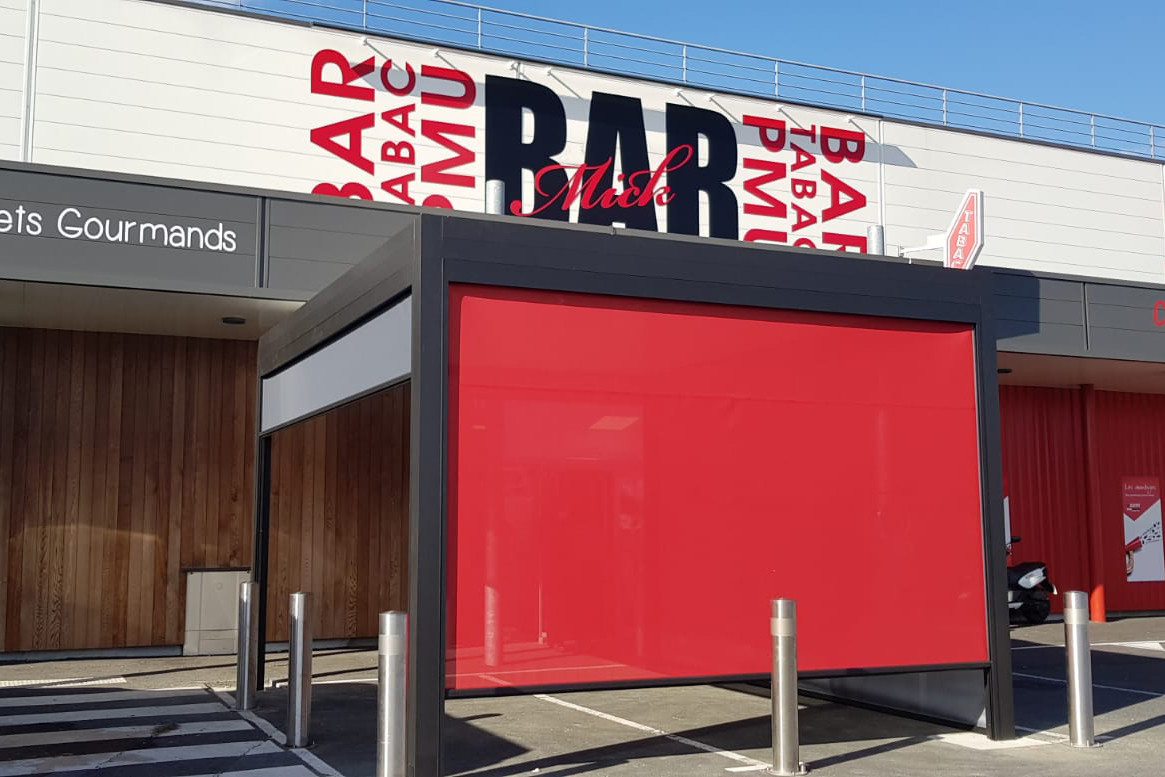 Pergola bioclimatique installée devant un bar